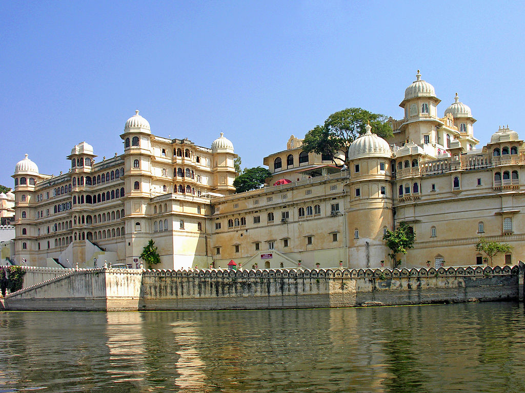 1024px-City_Palace_of_Udaipur-3.jpg