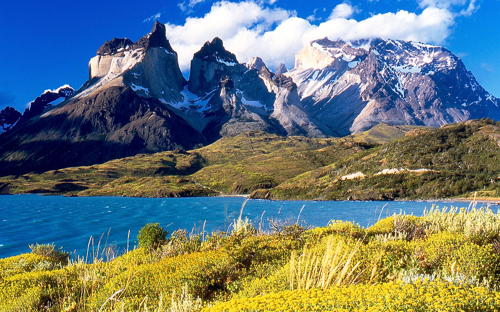 1024px-Cuernos_del_Paine_from_Lake_Pehoe-2.jpg