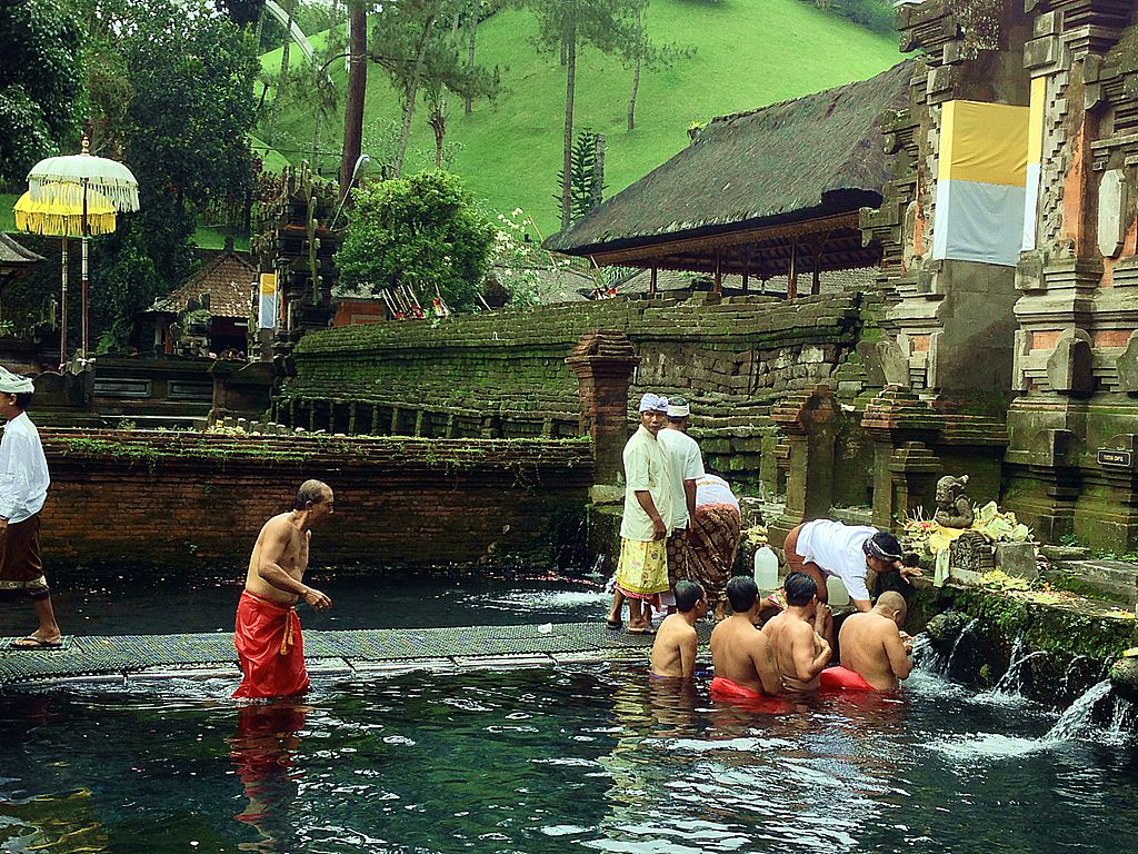 1024px-Pura_Tirta_Empul_Ubud_Bali_Indonesia-3.jpg