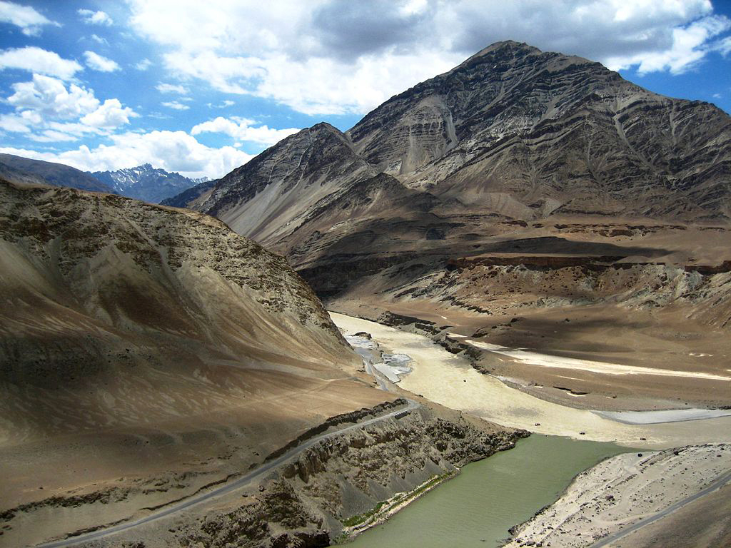 1024px-Zanskar_and_Indus_river_confluence_in_Ladakh-3.jpg