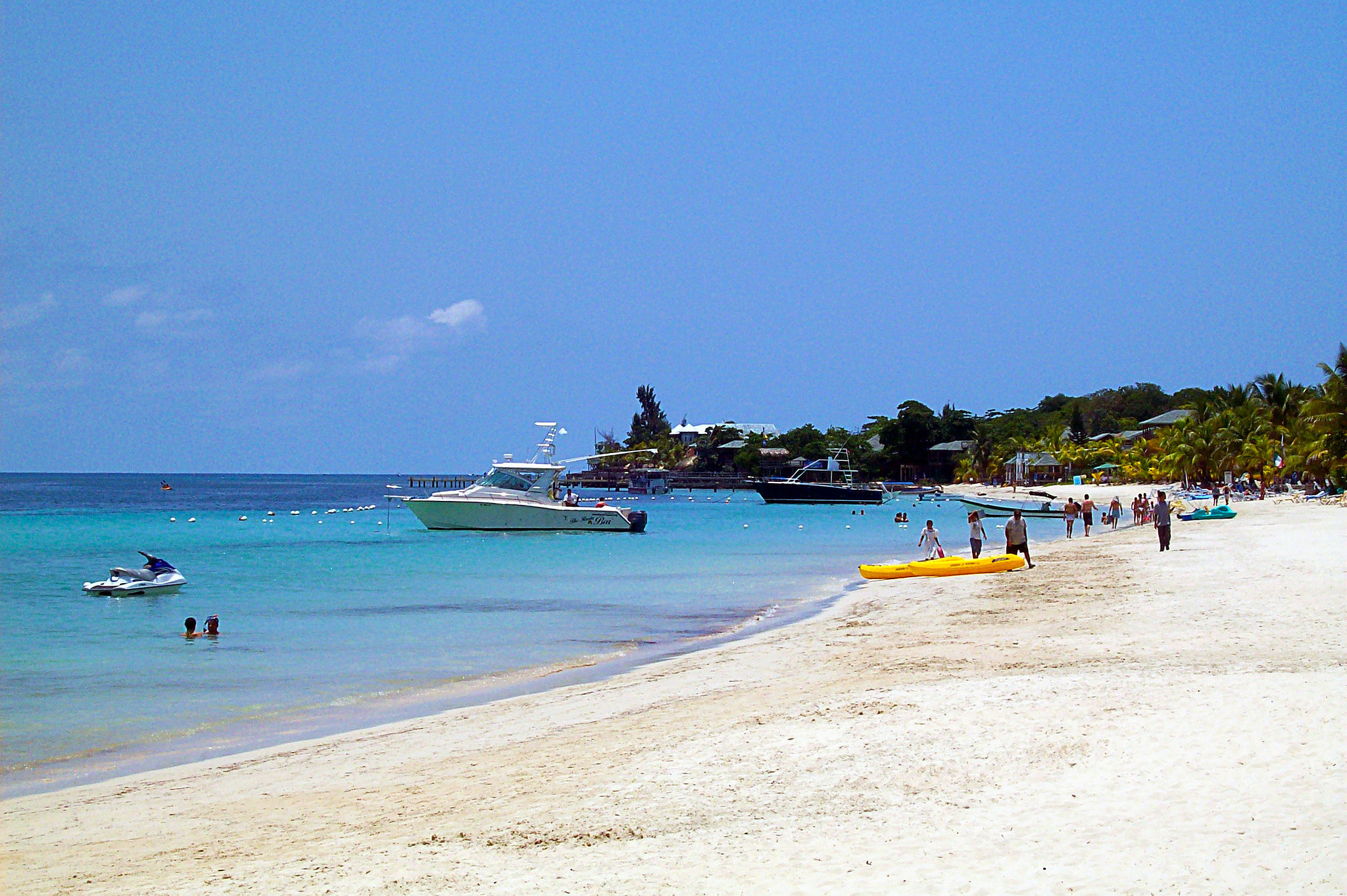 2048px-West_Bay_Beach_-Roatan_-Honduras-23May2009-g-3.jpg