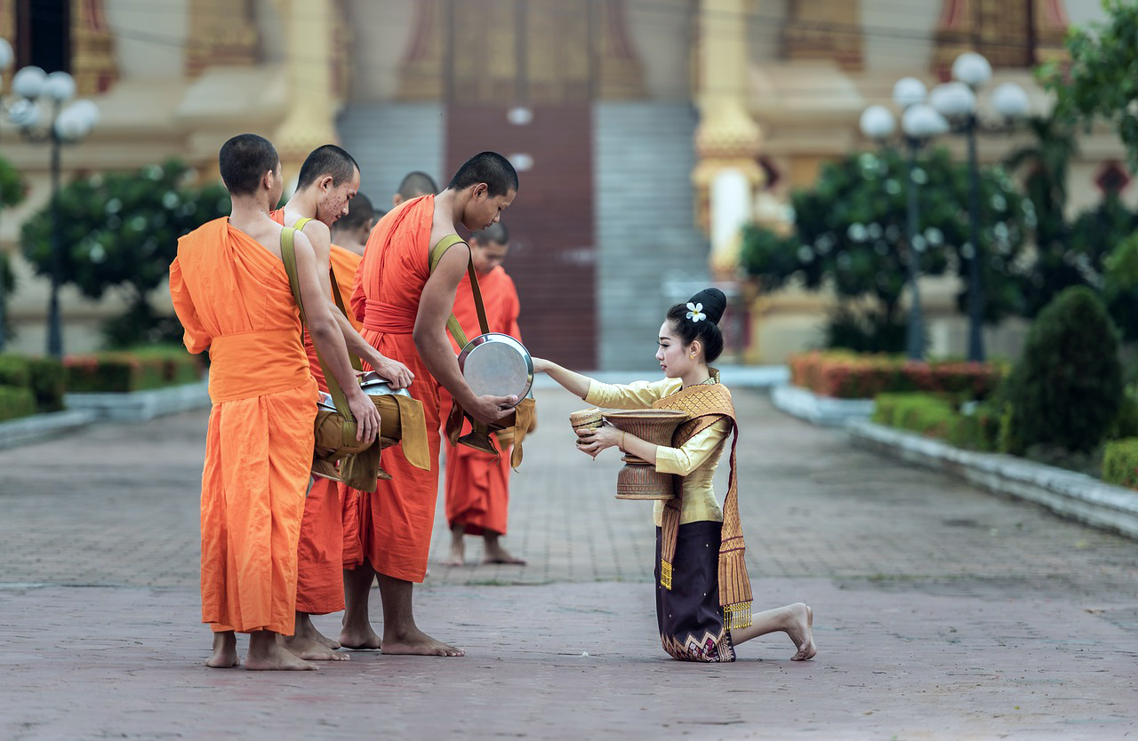 monks-1822571_1280-2.jpg